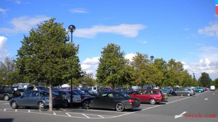 英国罗伊斯顿TESCO超市附近的信号干扰让司机集体被锁在车外