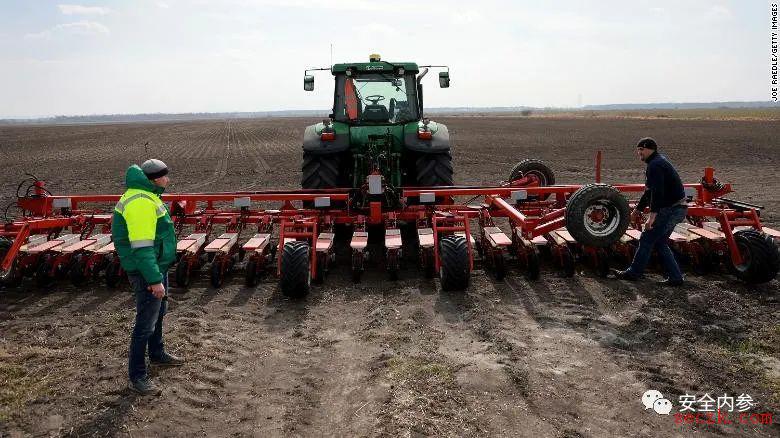 数百万美元乌克兰拖拉机被远程“变砖”,农业关基安全已迫在眉睫